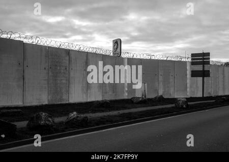 ©Michael Bunel / Le Pictorium/MAXPPP - Michael Bunel / Le Pictorium - 10/1/2012 - Frankreich / Haut de France / Calais - La Station total entoure d'un mur en beton surmonte de barbeles pour empecher les exles d'approchre les camions qui prennent de l'essence. Cinq ans apres le demantelement de la Jungle, la ville de Calais est metamorphosee avec ses murs et barbeles. 11. November 2021. November 2016, la «Jungle» de Calais, plus Grand bidonville d'Europe, etait evakuee. Cinq ans apre`s, les Exiles sur la Route de la Grande Bretagne sont toujours la` et des campements naissent regulie`rement entre C Stockfoto